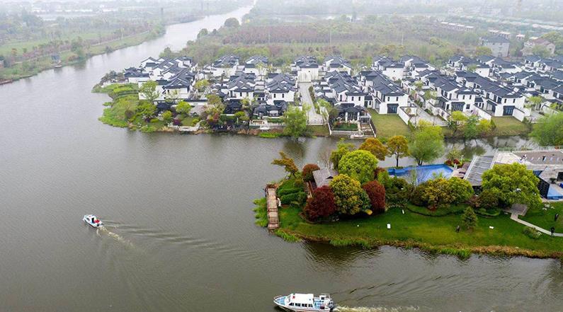 水韻湖城太清沿岸長(zhǎng)興縣楊家浦國(guó)控?cái)嘌桓?></a>
		<figcaption>
<h4>水韻湖城太清沿岸長(zhǎng)興縣楊家浦國(guó)控?cái)嘌桓?/h4>
<em>河道生修復(fù)工程</em>
<p>本工程位于洪橋鎮(zhèn)，本次生態(tài)修復(fù)范圍為北橫港及其叉港，東段為楊家浦閘至圖影扶欄橋段，西段為楊家浦港至陽(yáng)墩漾，主河道總長(zhǎng)7.36km，叉港總長(zhǎng)8.15km。所需松木樁規(guī)格為3米小頭11-12CM型號(hào)，所用數(shù)量為:10萬(wàn)根左右。松木樁在生態(tài)修復(fù)中可以發(fā)揮重要作用。它可以幫助改善水土流失，保護(hù)水體，減少污染物向水體的遷移，促進(jìn)水體環(huán)境的恢復(fù)。</p>
</figcaption>
		</figure>
			    <figure class=