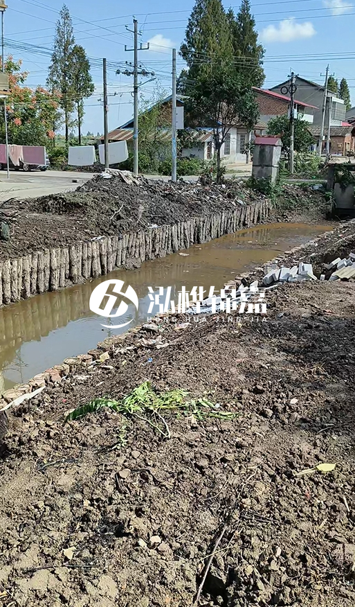 打樁木樁為什么要一根根挨著打？100米河堤需要打多少根木樁？