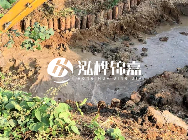 湖南防汛木樁批發(fā)廠家泓樺錦嘉 - 防洪木樁的作用是什么？?