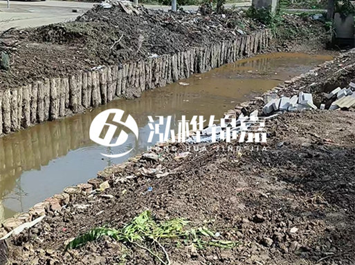 農(nóng)村最便宜的護(hù)坡做法-松木樁護(hù)坡靠譜嗎？