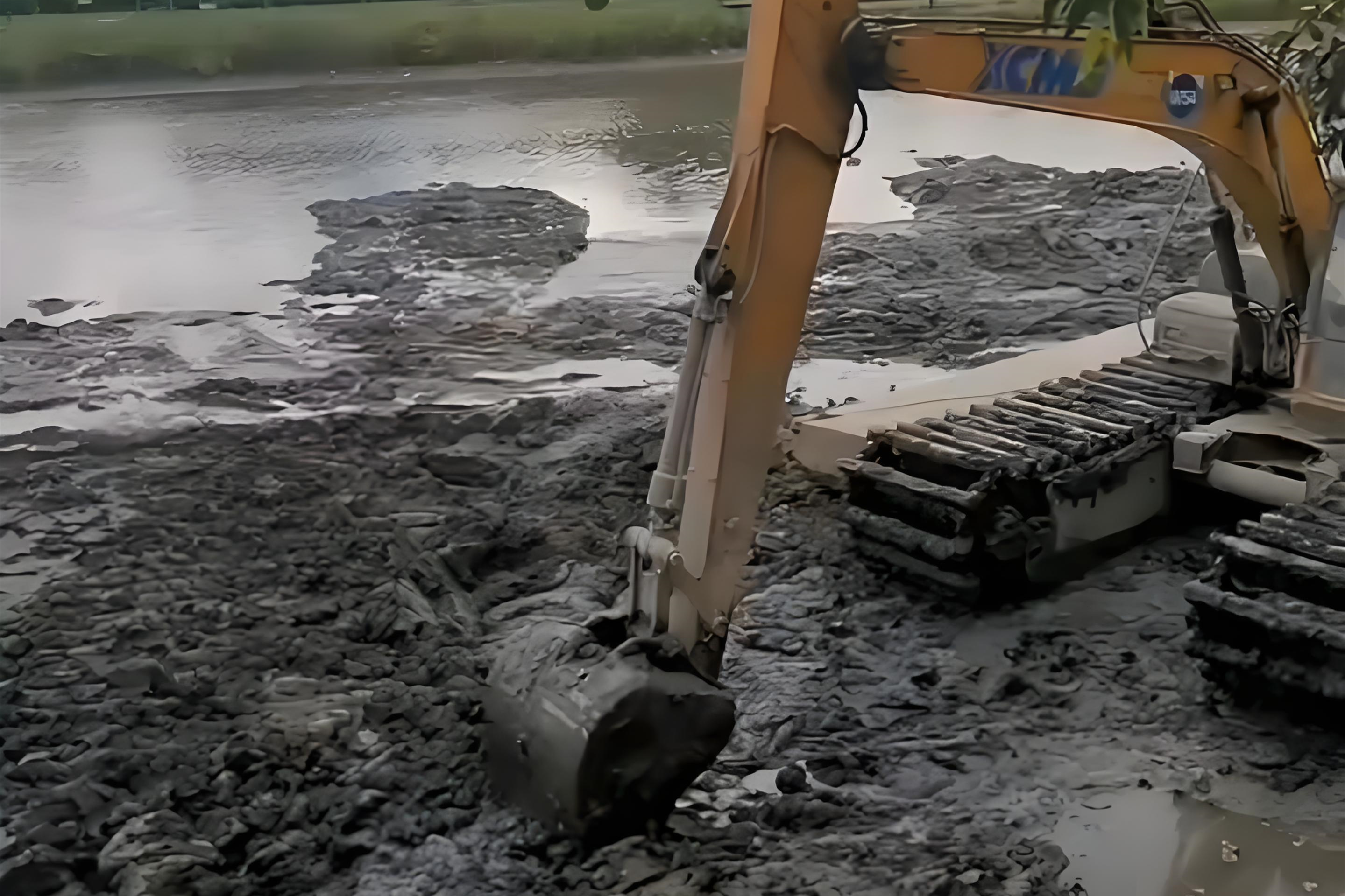 江西水挖清淤團(tuán)隊(duì)泓樺錦嘉-水上挖機(jī)清淤要避開汛期嗎？