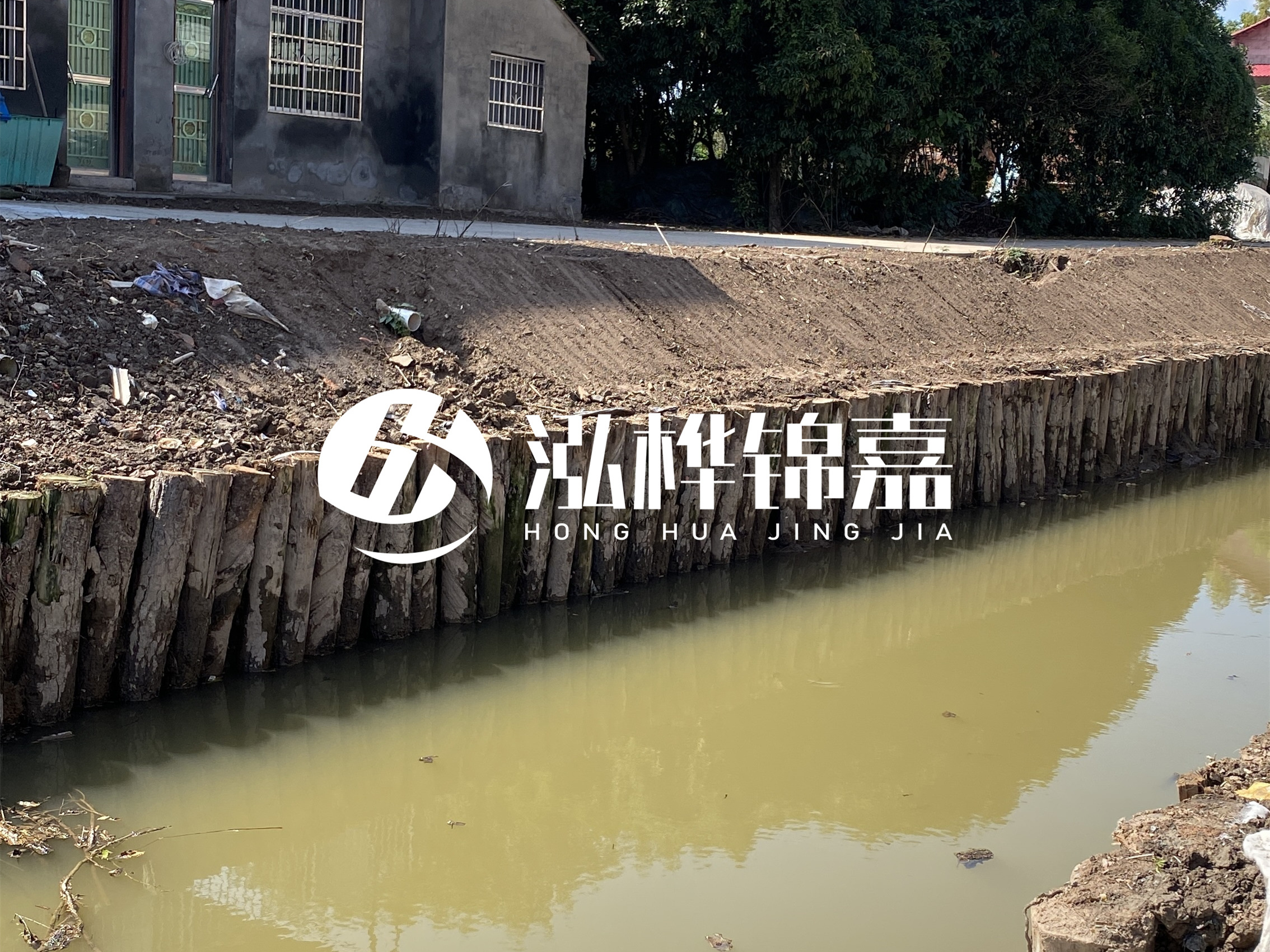 松木樁批發(fā)廠家泓樺錦嘉-圍堰松木樁間距多少能保證穩(wěn)定性？