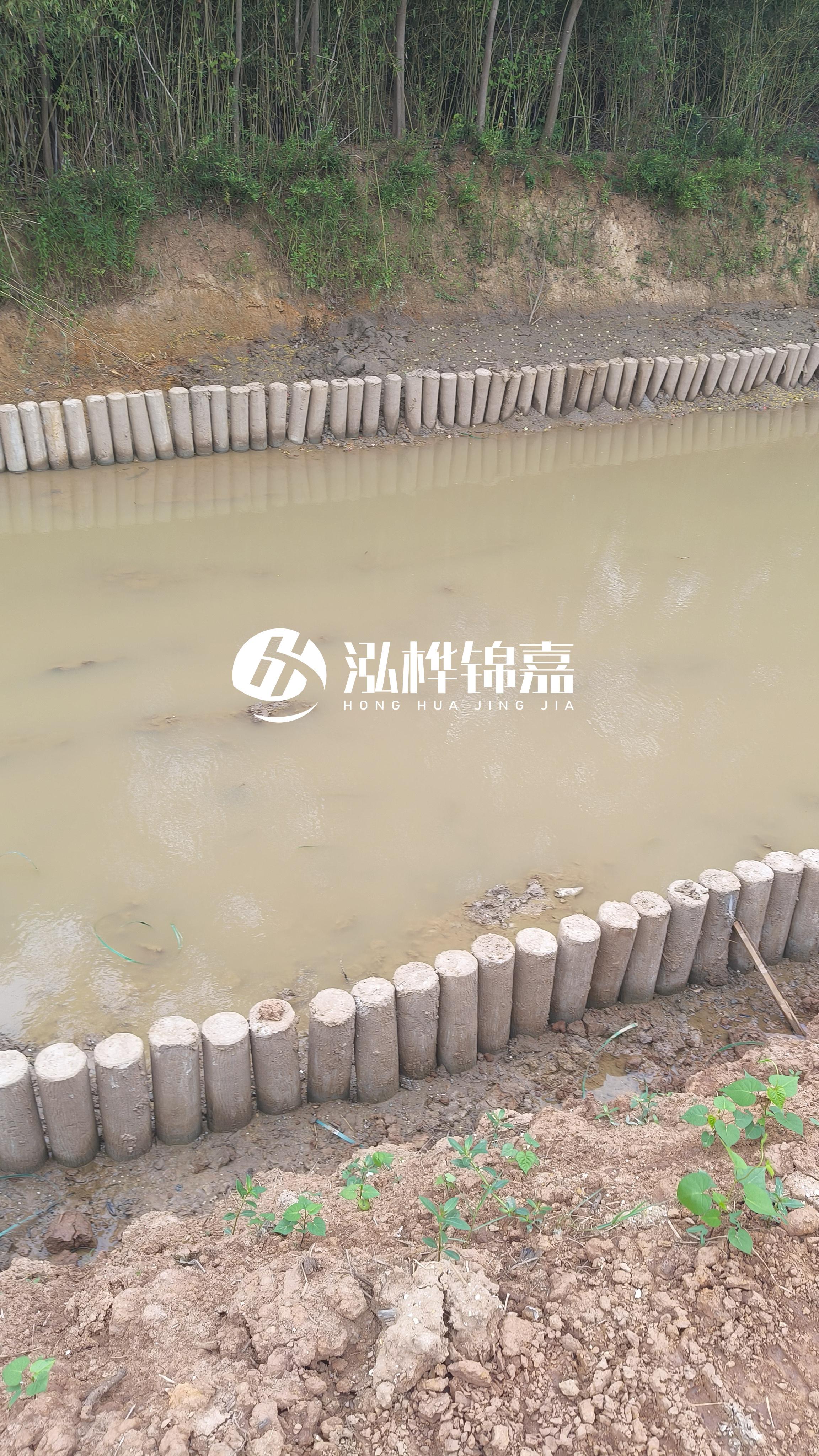 水泥仿木樁施工隊(duì)泓樺錦嘉 - 仿木樁施工的機(jī)械和松木樁施工通用嗎？