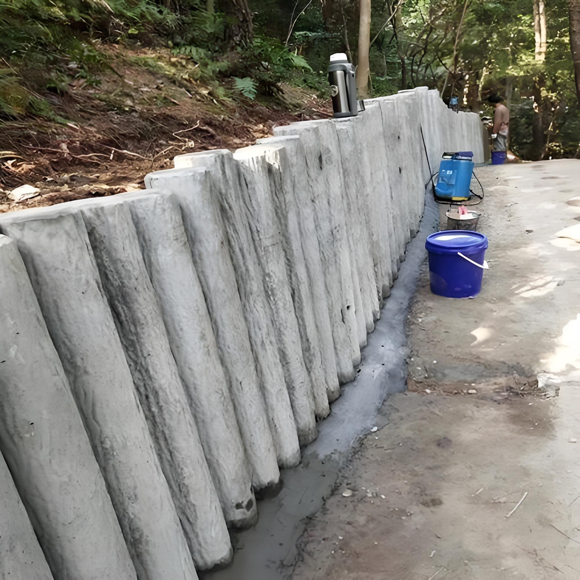 水泥仿木樁施工隊(duì)泓樺錦嘉-水泥仿木樁的防腐性能比真木樁好嗎？